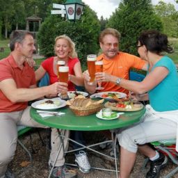 Pfälzer Spezialitäten und heimisches Bier findet man überall in der VG Bellheim