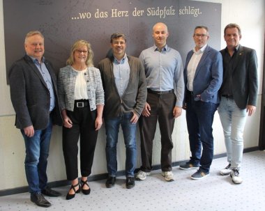 Im Bild v.l.n.r.: Volker Rüth, (Teamleiter, Muth Engineering), Margit Pfundstein (Klimaschutzmanagerin), Jochen Renner (Bauabteilungsleiter), Thomas Wagner (Projektleiter, Muth Engineering), Thorsten Flick, (Geschäftsführer, Muth Engineering), Bürgermeister Gerald Job