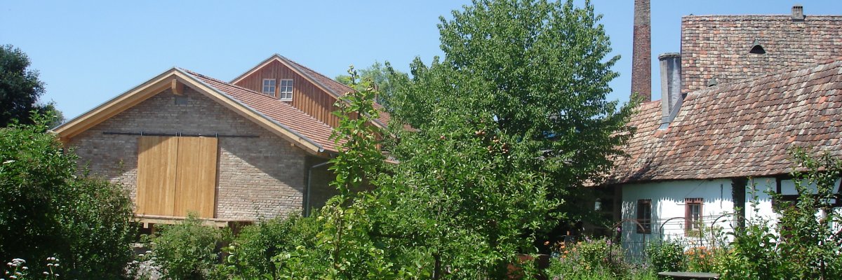 Altes Gebäude von Bäumen umgeben