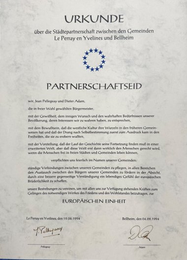 Partnerschaftsurkunde zwischen Bellheim und Le Perray-en-Yvelines, unterzeichnet 1994 von den Bürgermeistern Dieter Adam und Jean Pellegeay