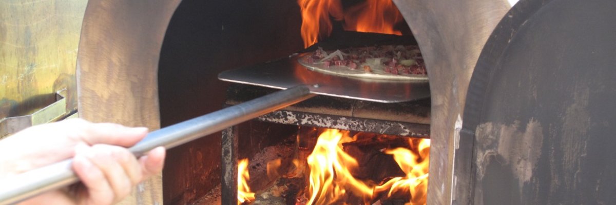 Flammkuchenofen, Flammkuchen wird ins feuer geschoben