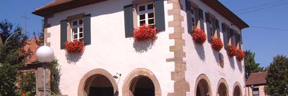 Rathaus mit Wappen