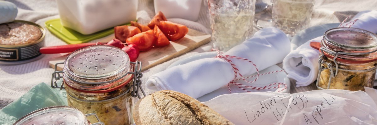 Bild zeig ein Glas Wein und ein Glas Weinschorle auf einem dekorierten Tisch