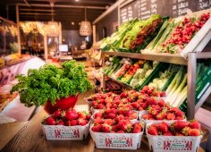 Frische Erdbeeren, Petersilie und Gemüse in einem modern gestalteten Hofladen mit gemütlicher Beleuchtung.