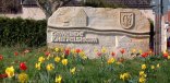 Knittelsheimer Ortseingang - Felsen mit Wappen und Gemeine Knittelsheim Schriftzug