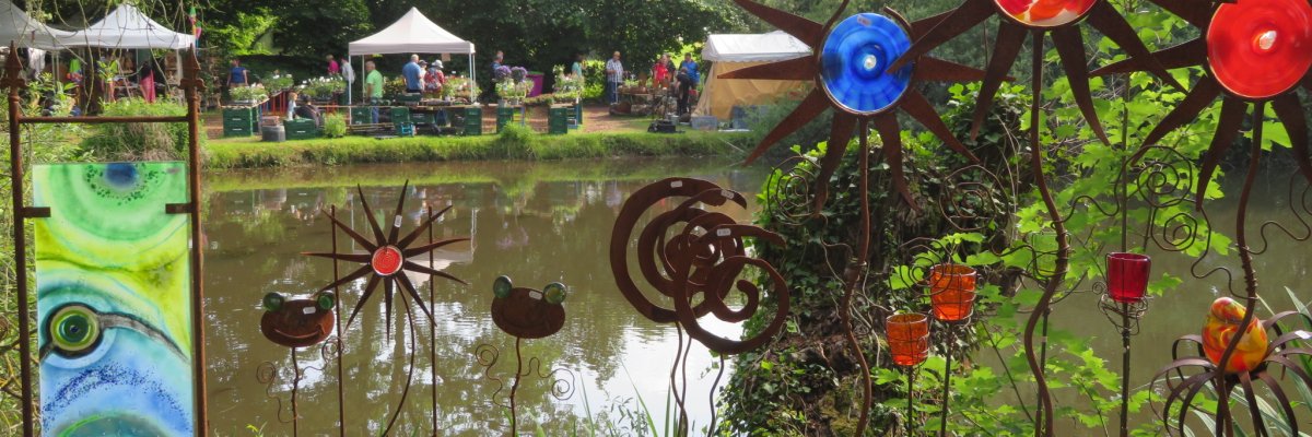 Bellheimer Gartentage. Im Hintergrund Stände und Festzelte / Pavillons zu sehen, vorne Gartendekoration