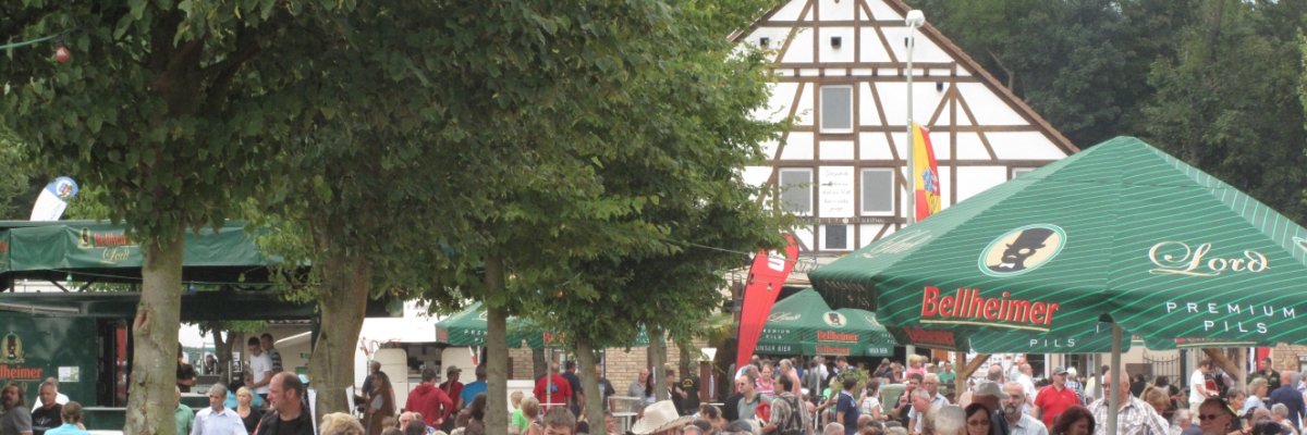 Oldtimertreffen, viele Menschen auf einem offenen Platz