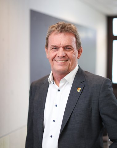 Das Bild zeigt ein Porträit-Foto von Verbandsbürgermeister Gerald Job