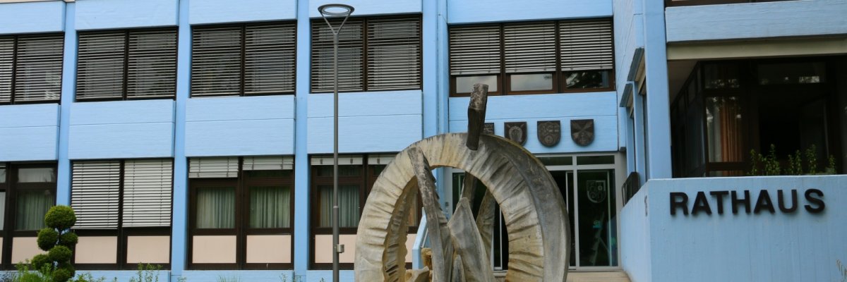 Bellheim Rathaus mit Brunnen im Vordergrund.