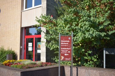 Eingang zur Gemeindebücherei Bellheim in der Schulstraße