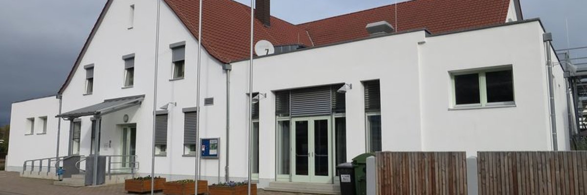 Festhalle Bellheim Vorderseite. Weißes Gebäude von Straße aus fotografiert