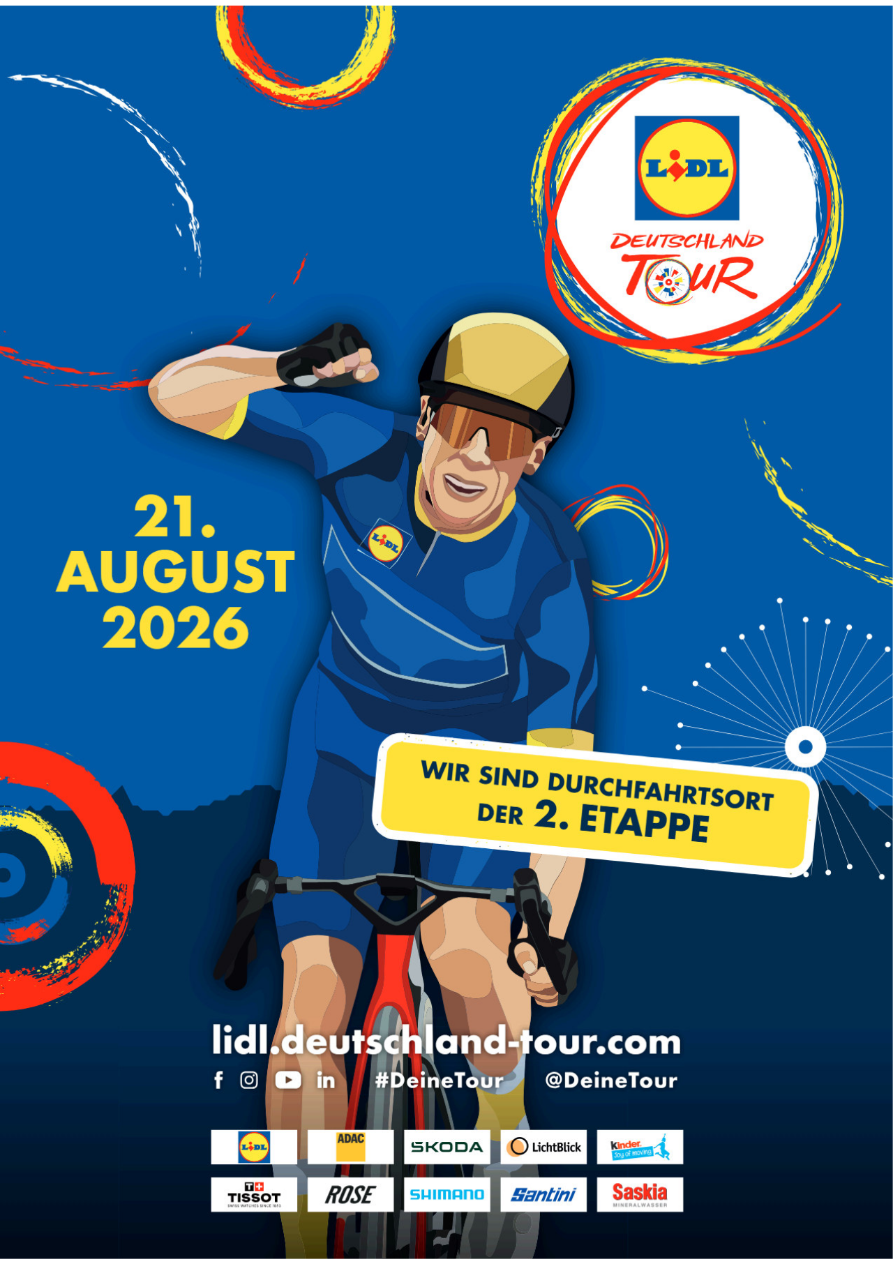 Werbeflyer zur Lidl Deutschland Tour 2026. Im Mittelpunkt fährt ein stilisierter Rennradfahrer im blauen Lidl-Trikot frontal auf den Betrachter zu. Links steht in großer gelber Schrift „21. August 2026“. Rechts oben befinden sich das Logo der Lidl Deutschland Tour sowie das Lidl-Logo. Ein gelbes Ortsschild trägt die Aufschrift „Wir sind Durchfahrtsort der 2. Etappe“. Unten stehen die Website „lidl.deutschland-tour.com“, die Social-Media-Kanäle „#DeineTour“ und „@DeineTour“ sowie mehrere Sponsorenlogos, darunter Lidl, ADAC, Škoda, Tissot, Rose, Shimano, Santini und Saskia. Blauer Hintergrund mit dekorativen Kreisen in Rot, Gelb und Weiß. Werbeflyer zur Lidl Deutschland Tour 2026. Im Mittelpunkt fährt ein stilisierter Rennradfahrer im blauen Lidl-Trikot frontal auf den Betrachter zu. Links steht in großer gelber Schrift „21. August 2026“. Rechts oben befinden sich das Logo der Lidl Deutschland Tour sowie das Lidl-Logo. Ein gelbes Ortsschild trägt die Aufschrift „Wir sind Durchfahrtsort der 2. Etappe“. Unten stehen die Website „lidl.deutschland-tour.com“, die Social-Media-Kanäle „#DeineTour“ und „@DeineTour“ sowie mehrere Sponsorenlogos, darunter Lidl, ADAC, Škoda, Tissot, Rose, Shimano, Santini und Saskia. Blauer Hintergrund mit dekorativen Kreisen in Rot, Gelb und Weiß.