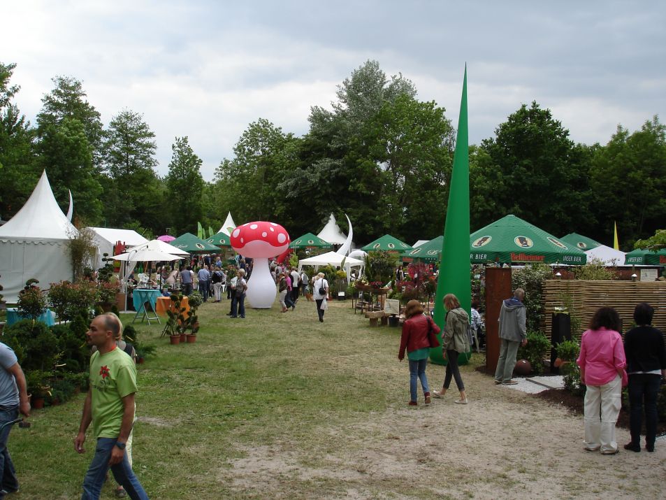 Die Bellheimer Gartentage finden jährlich am Pfingswochenende von Samstag bis Montag statt und bietet dem unter anderem einen großen Blumen- und Gartenmarkt.