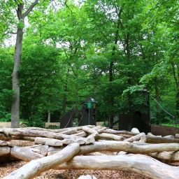 Der Abenteuerspielplatz bietet abwechslungreiches Spielvergnügen für die Kinder