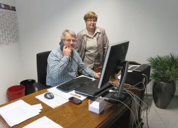 Ortsbürgermeister Paul Gärtner und 1. Beigeordnete Gertrud Trapp am neuen Arbeitsplatz