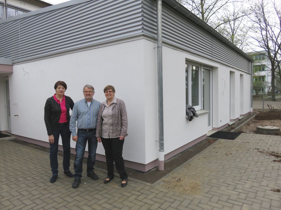Kristina Eßwein, Ortsbürgermeister Paul Gärtner und 1. Beigeordnete Gertrud Trapp vor der Außenansicht des sanierten Gebäudes