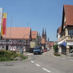 Hauptstraße mit Bürgerhaus im Vordergrund