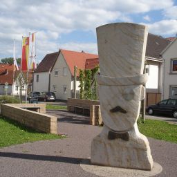 Denkmal des Bellheimer Lords heißt die Autofahrer von Knittelsheim kommend in Bellheim willkommen