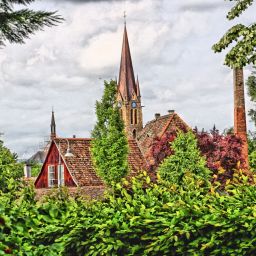 Katholische Kirche und alter Schornstein der Mittelmühle.