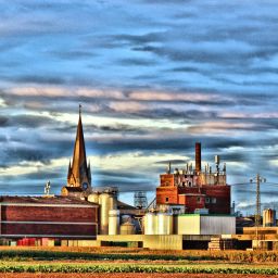 Ortsansicht mit Bellheimer Brauerei und Kirchtürmen