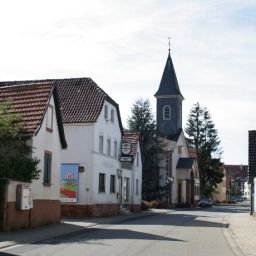 Hauptstraße und evangelische Kirche