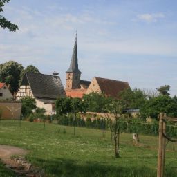 Blick auf die katholische Kirche in Knittelsheim