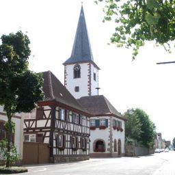 Katholische Kirche und Rathaus in der Ortsmitte