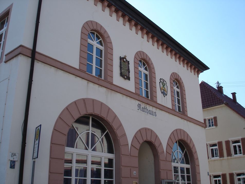 Das Rathaus befindet sich in der Hauptstraße in Zeiskam