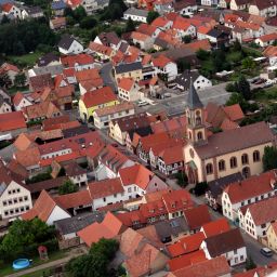 Ortskern mit evangelischer Kirche von oben