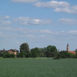 Alter Bahnhof und evangelische Kirche in Zeiskam