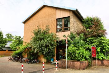 Eingang zur Gemeindebücherei Bellheim in der Schulstraße