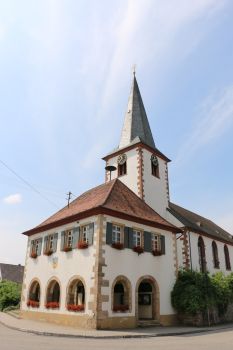 Katholische Kirche in Ottersheim befindet sich direkt hinter dem Rathaus