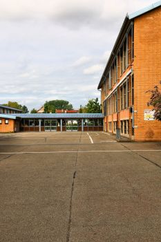Grundschule Bellheim mit Schulhof