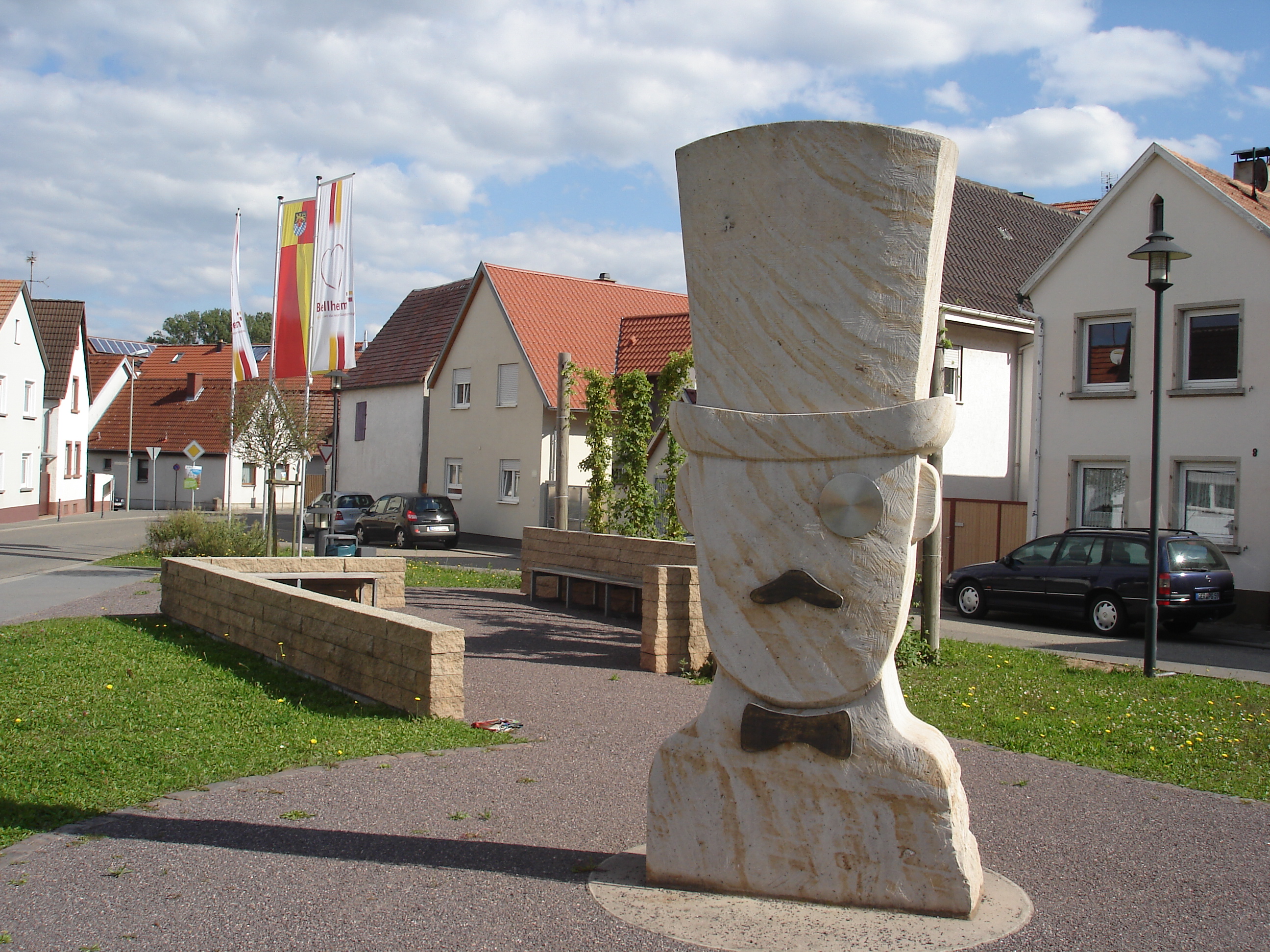 Denkmal des Bellheimer Lords heißt die Autofahrer von Knittelsheim kommend in Bellheim willkommen
