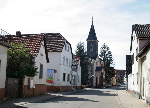 Hauptstraße und evangelische Kirche