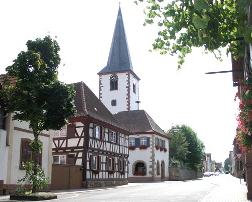 Katholische Kirche und Rathaus in der Ortsmitte