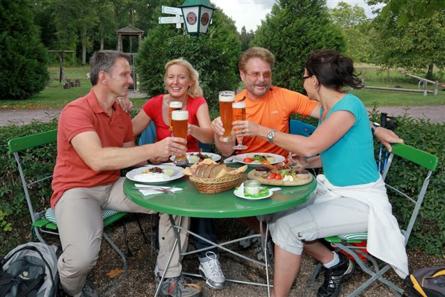 Pfälzer Spezialitäten und heimisches Bier findet man überall in der VG Bellheim